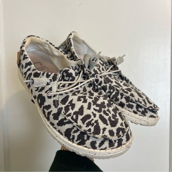 EUC Hey Dude Wendy Woven Cheetah Grey Size 7 - Picture 2 of 5
